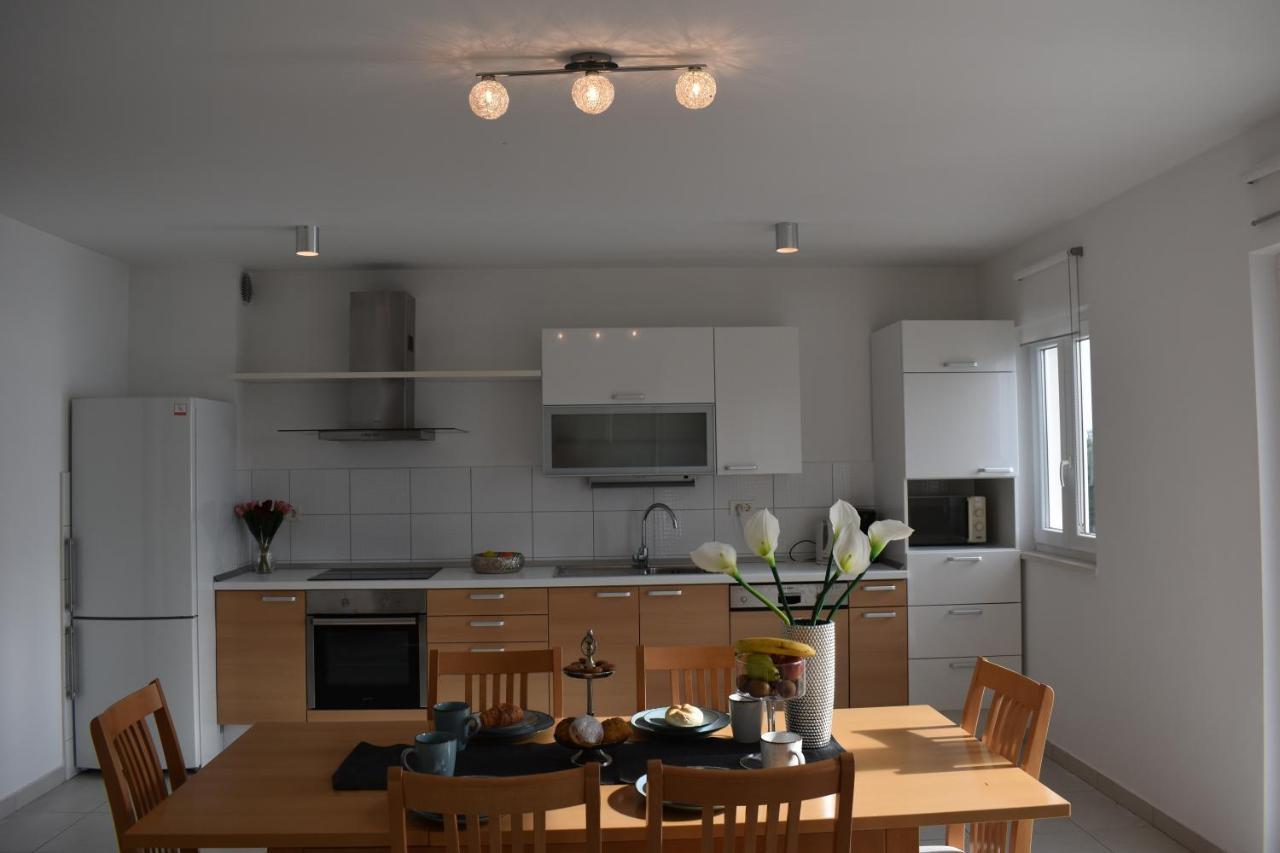 Apartments Villa Carica B&B Мимице Екстериор снимка