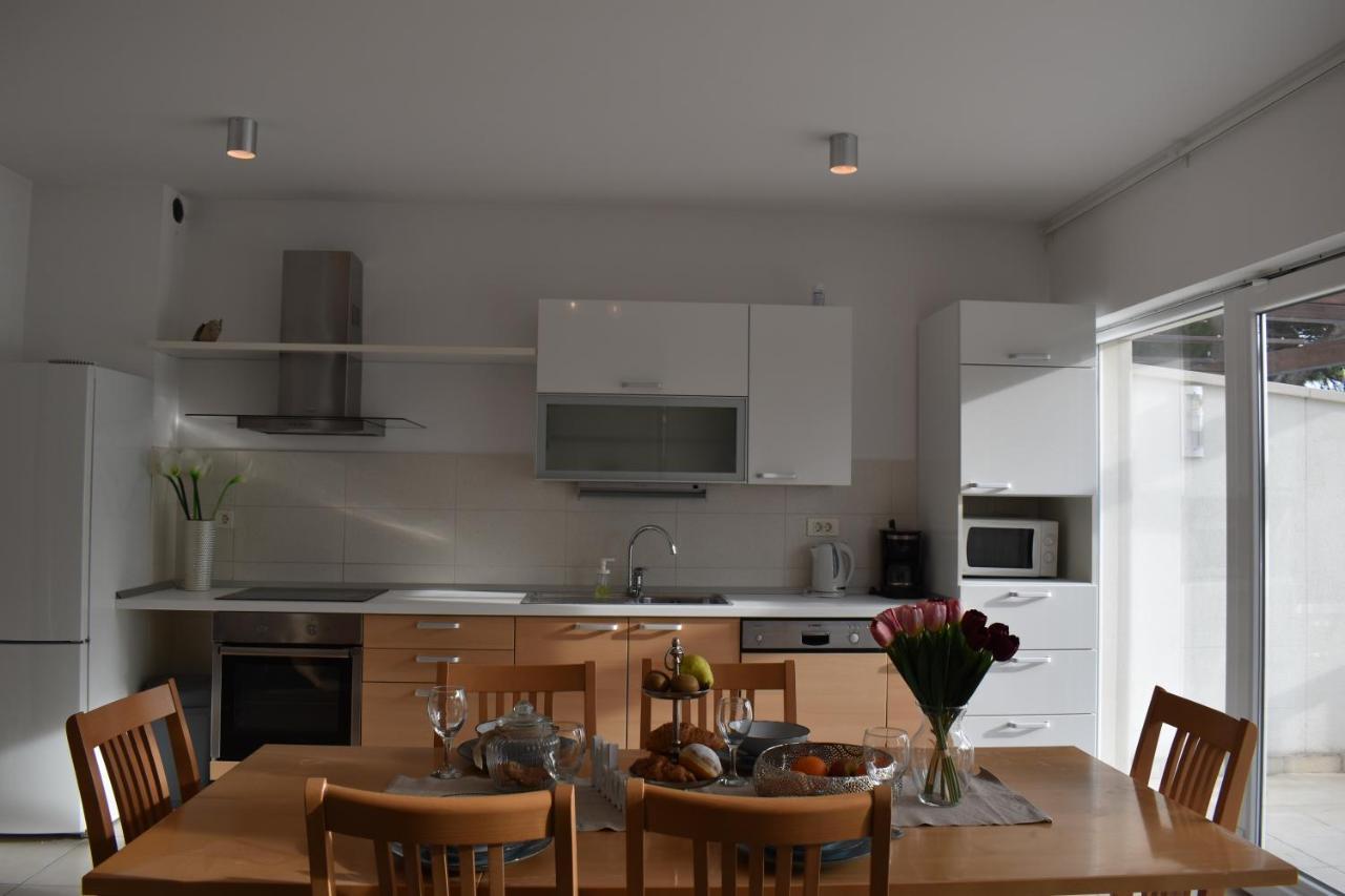 Apartments Villa Carica B&B Мимице Екстериор снимка
