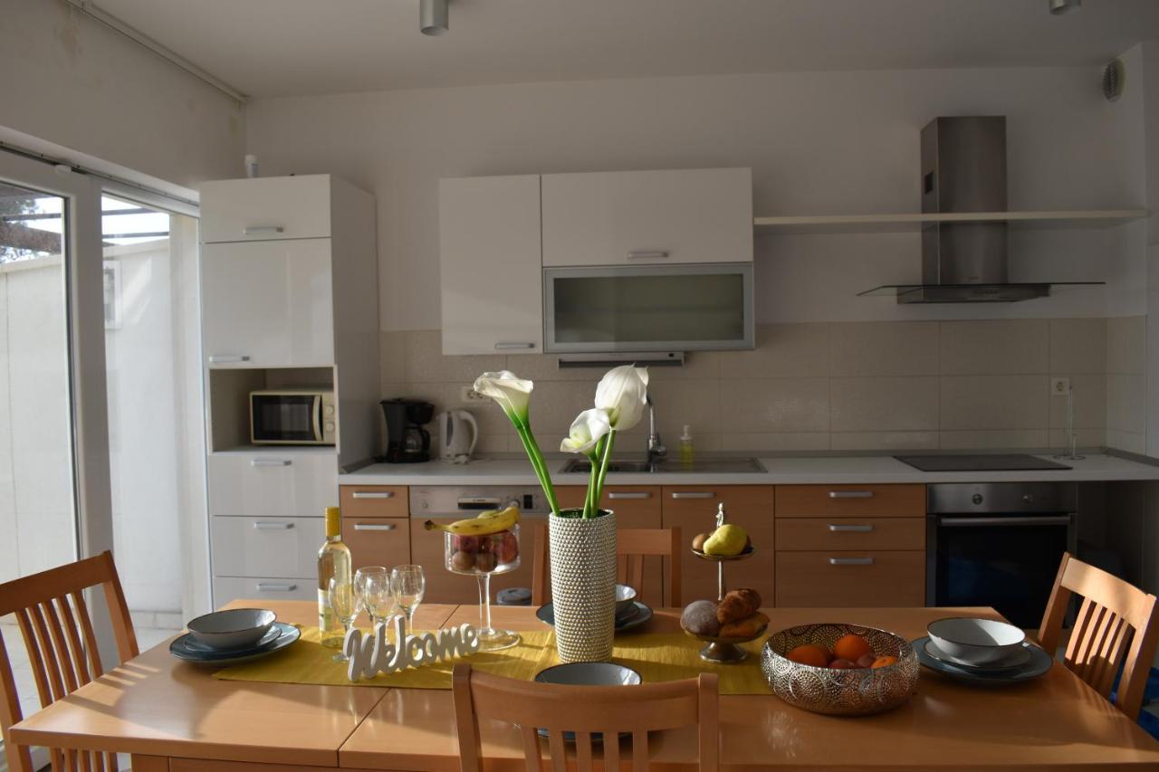 Apartments Villa Carica B&B Мимице Екстериор снимка
